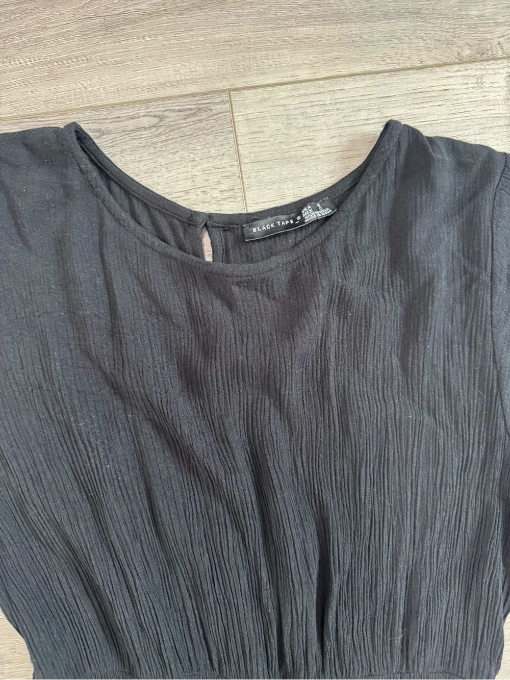 Classic Black Short-Sleeve Dress - Elegant Everyday Style - Picture 3 of 9